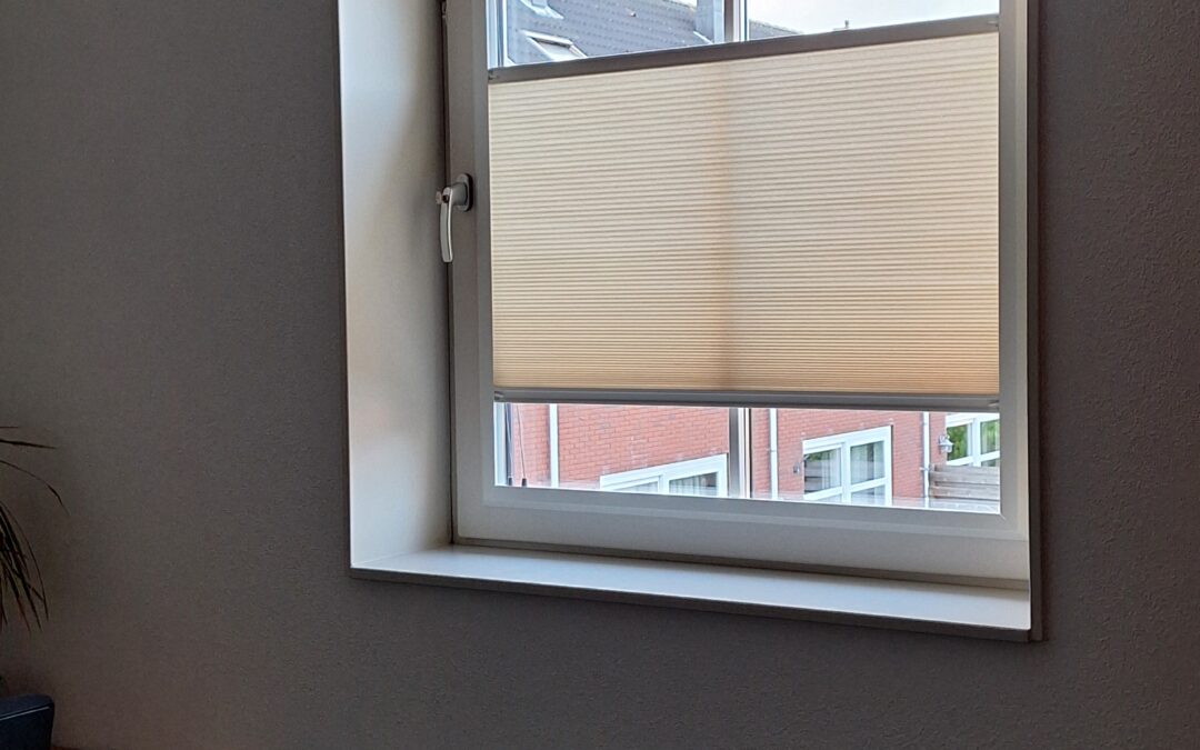 Lichtdoorlatende raamdecoratie geplaatst in Ten Boer – privacy met een zachte lichtinval
